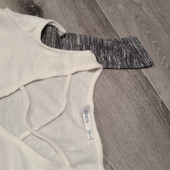 RICKI'S cutout shoulder sweater - Picture 3 of 3